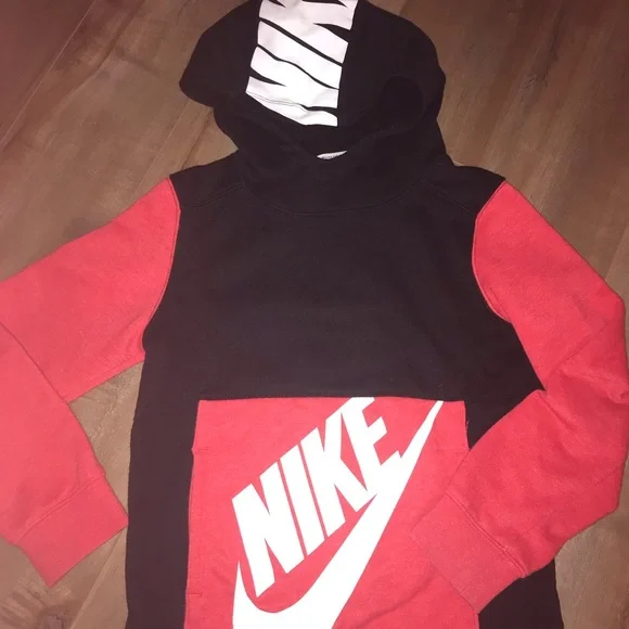 Boys Nike solid red hoodie size 6 and Nike black/red size 7. - Picture 3 of 5